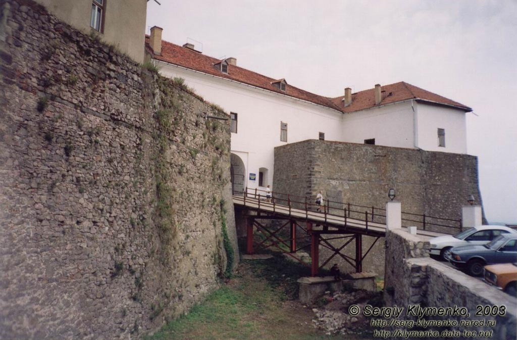 Мукачево. Фото. Предзамчье. Мост к Нижнему замку, главный вход.