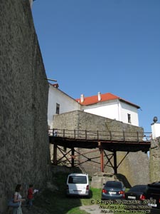 Закарпатская область. Мукачево. Фото. Замок «Паланок» (Palanok). Предзамчье («дебаркадер»). Мост к Нижнему замку, главный вход.