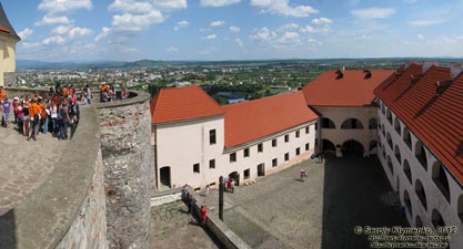 Закарпатская область. Мукачево. Фото. Замок «Паланок» (Palanok). Двор Среднего замка, вид со стороны Верхнего замка.