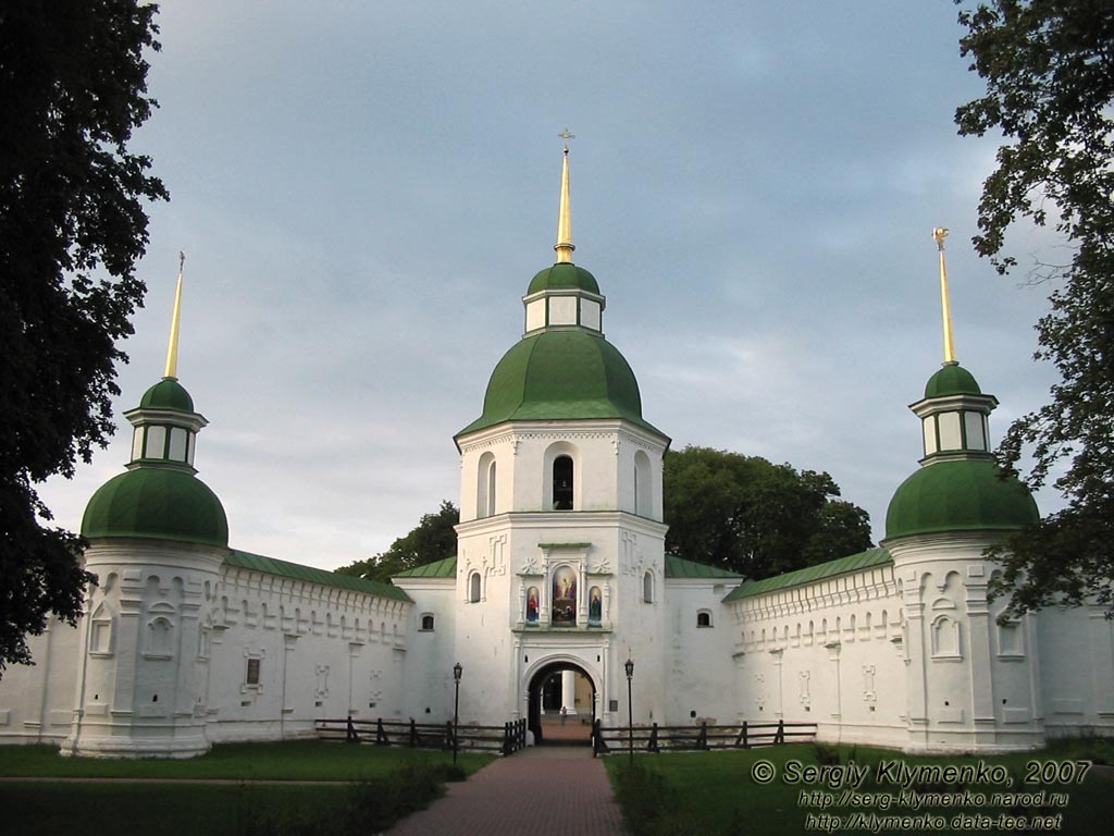 Новгород-Северский. Фото. Спасо-Преображенский монастырь, памятник архитектуры XI-XIX веков.