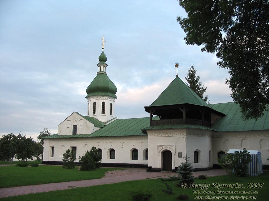 Новгород-Северский. Фото. Спасо-Преображенский монастырь, Палатный корпус с Петропавловской церковью - памятник архитектуры XVI-XVII веков.