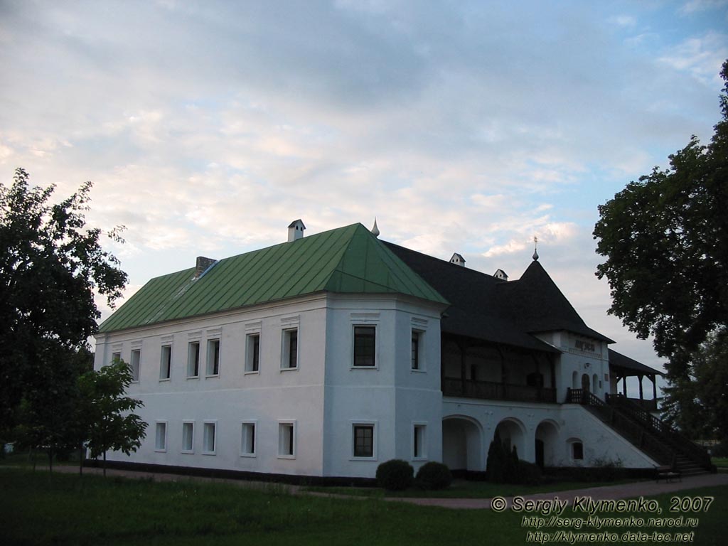 Новгород-Северский. Фото. Спасо-Преображенский монастырь, Покои настоятеля - памятник архитектуры XVI-XIX веков.