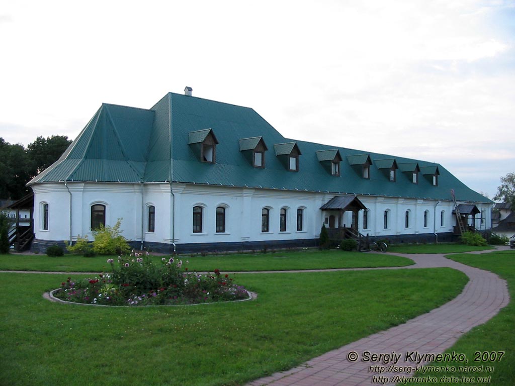 Новгород-Северский. Фото. Спасо-Преображенский монастырь, «Корпус на погребах» - памятник архитектуры XVI-XVII веков.