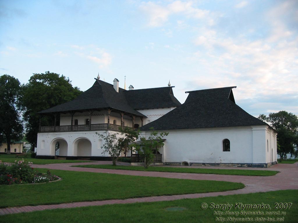 Новгород-Северский. Фото. Спасо-Преображенский монастырь, Келии - памятник архитектуры XVII века.