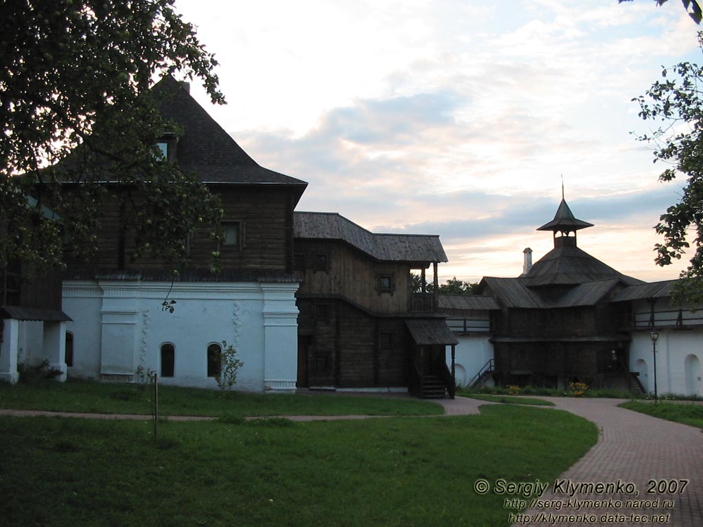 Новгород-Северский. Фото. Спасо-Преображенский монастырь, Северная башня - памятник архитектуры конца XVII века.