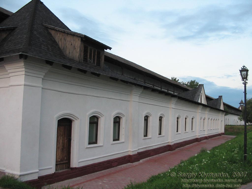 Новгород-Северский. Фото. Спасо-Преображенский монастырь. Корпус, примыкающий к стенам монастыря.