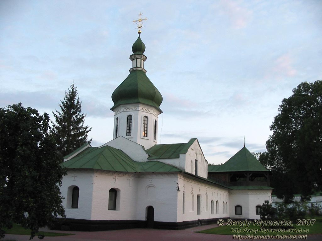 Новгород-Северский. Фото. Спасо-Преображенский монастырь, Палатный корпус с Петропавловской церковью - памятник архитектуры XVI-XVII веков.