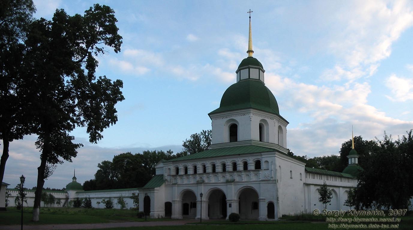 Новгород-Северский. Фото. Спасо-Преображенский монастырь. Надвратная колокольня, вид изнутри территории монастыря.