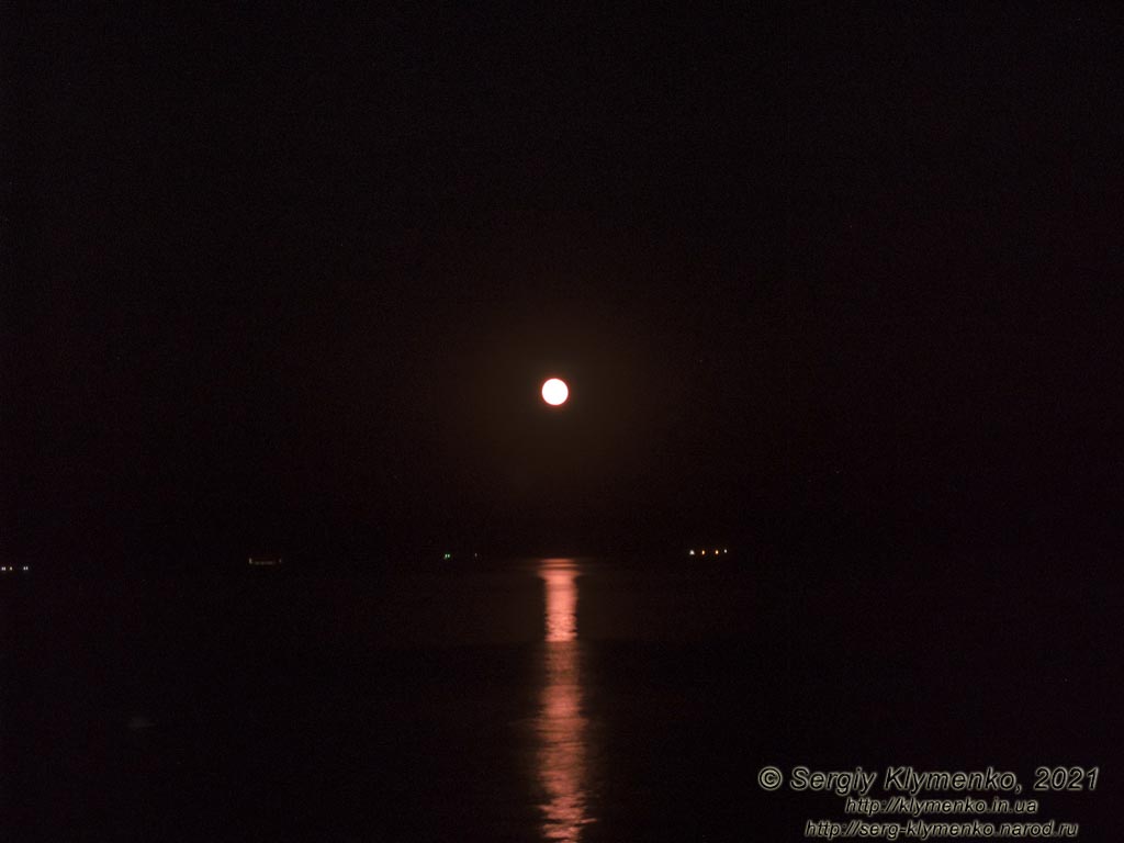 Одесса. Фото. На пляже «Лузановка» ночью. Луна над морем.