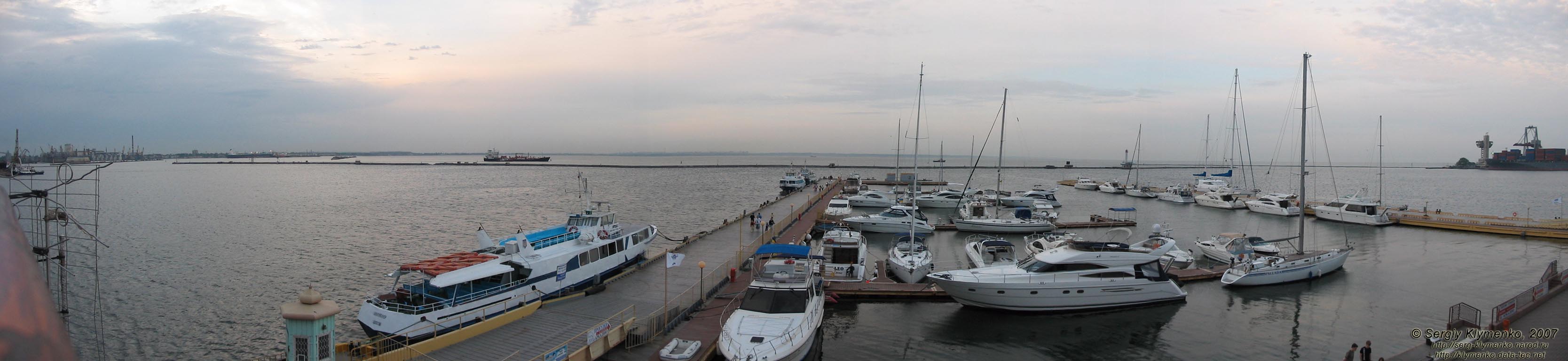 Одеса. Фото. Вид на морской залив с мола Одесского Морского вокзала (панорама ~180°).