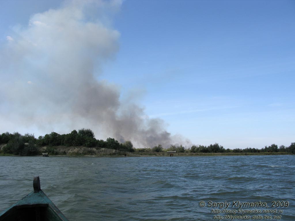 Одесская область. Вилково. Фото. На Дунае. Впереди горят плавни.