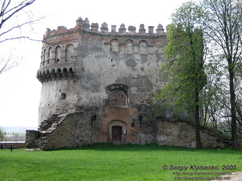 Ровенщина, Острог. Фото. "Новая" ("Круглая") башня, памятник архитектуры XVI в. Вид с внутренней территории.