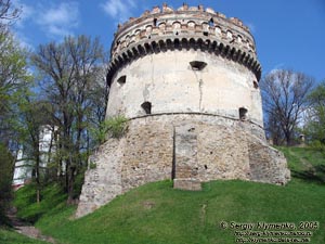 Ровенщина, Острог. Фото. "Новая" ("Круглая") башня, памятник архитектуры XVI в. Вид из-под замковой горы.