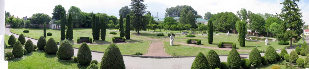 Ровенщина, Острог. Фото. Острожская академия, библиотечный парк. Панорама (~180°) парка с портала здания Научной библиотеки Острожской академии.