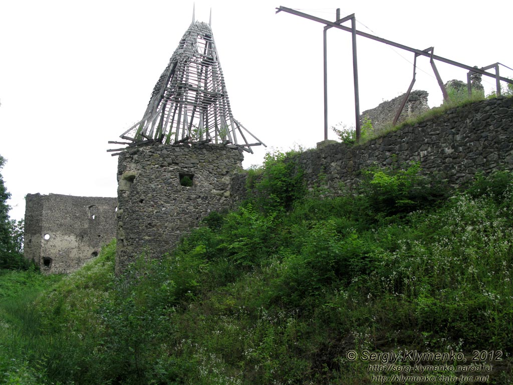 Закарпатская область, село Невицкое. Фото. Невицкий замок. Одна из башен полуовальной формы.