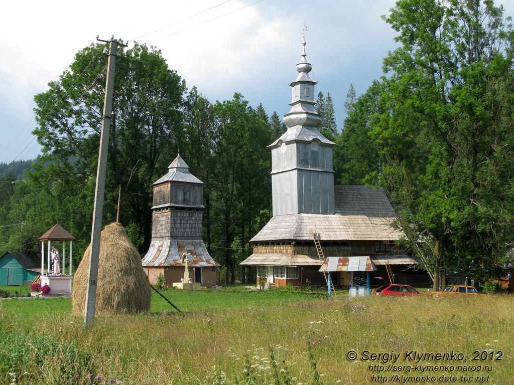 Карпаты. Закарпатская область, село Изки. Фото. Церковь Св. Николая Чудотворца (начало XVIII века, перестроена в 1798 году).