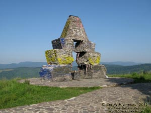 Карпаты. Фото. Средне-Верецкий перевал. Памятный знак в честь 1100-летия перехода венгров через Карпаты в 895 году.