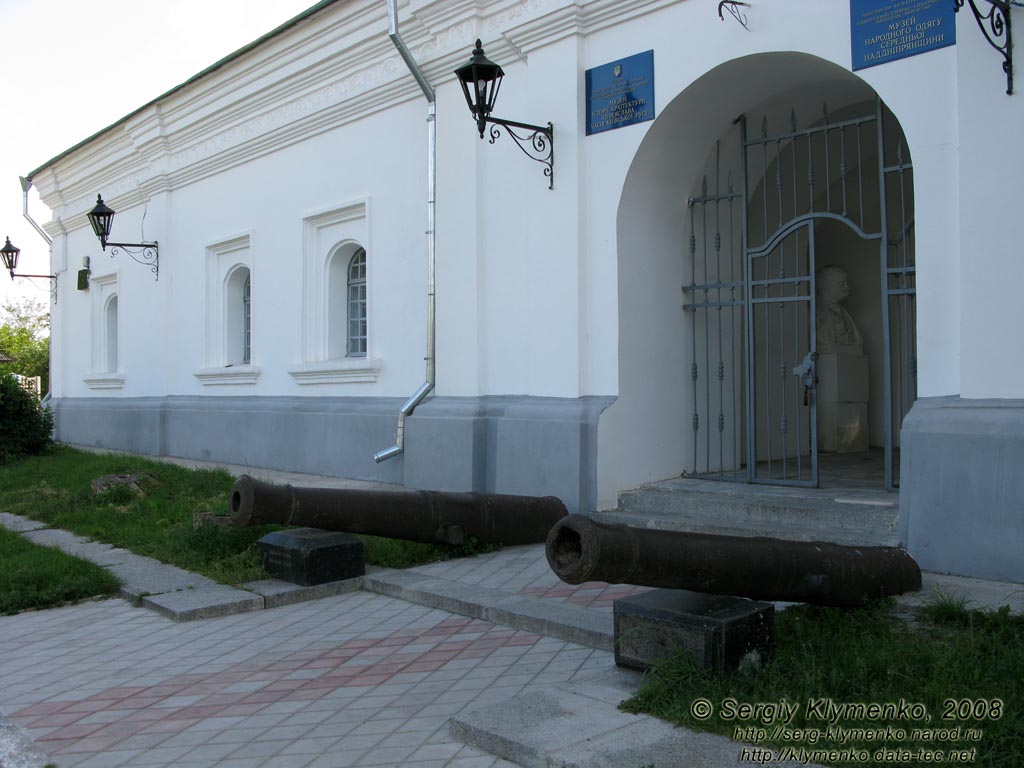 Переяслав-Хмельницкий. Пушки перед колокольней Михайловской церкви.