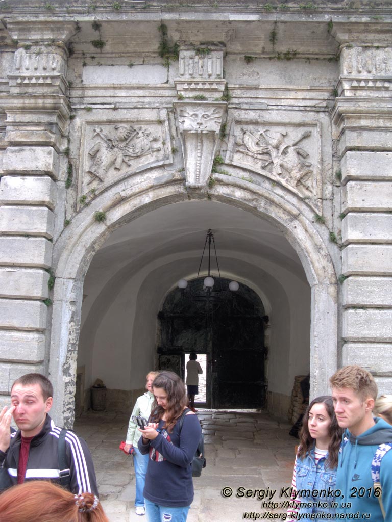 Львовская область. Подгорцы. Фото. Въездные ворота Подгорецкого замка. Вид с внутреннего двора замка.
