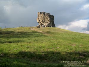 Подкамень (Львовская область). Фото. Тот самый «Камень» - 16-метровая эрозионная скала-останец морских рифов Подольских Товт (49°56'45"N, 25°19'53"E).