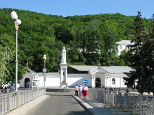 Донецкая область. Святогорский монастырь, статуя Богоматери возле входа в монастырь.