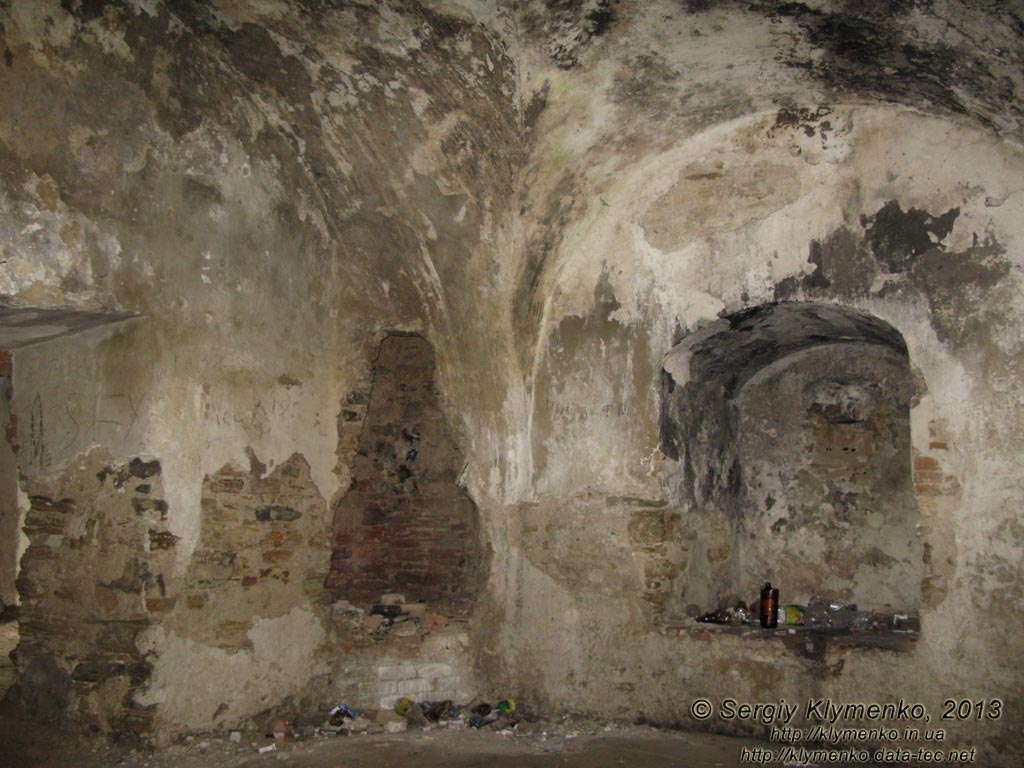 Хмельницкая область, Изяслав. Фото. Руины Старозаславского замка (XV век). Одна из боковых комнат первого этажа Детинца.