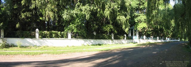 Березовая Рудка, Полтавская область. Фото. Бывшее имение семьи Закревских. Парк, ограда с беседкой.