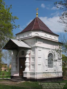 Острог. Православная часовня неподалеку от костела.