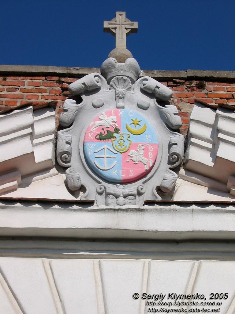 Дубно. Дубенский замок, герб семьи Острожских над въездными воротами.