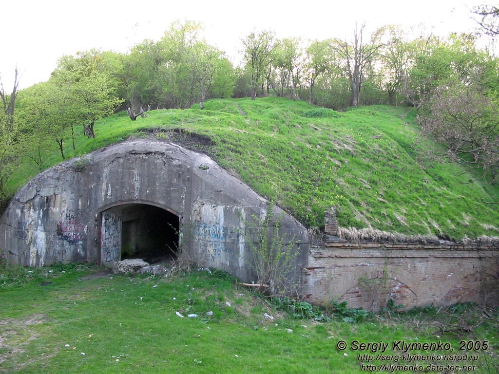 Тараканов. Дубенский форт; внешней вход в подземный коридор под земляными валами.
