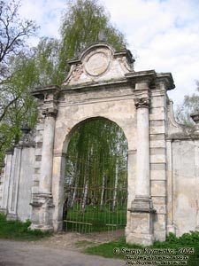Вишнивец. Главные ворота бывшего монастыря кармелитов.
