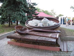 Полтава. Фото. Памятник полтавской галушке («Иванова гора»).