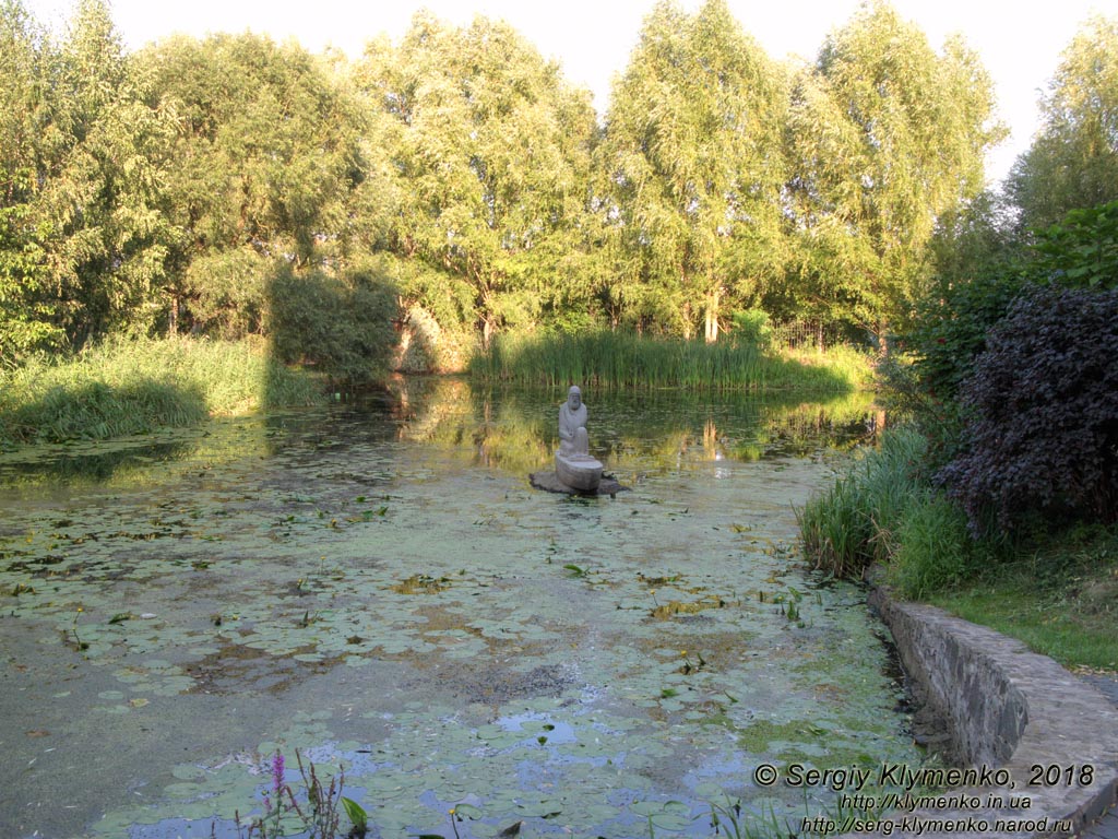 Радомышль (Житомирская область), ландшафтный парк «Замка Радомысль». Фото. Памятник основателю Радомышльской бумажной фабрики, архимандриту Киево-Печерской лавры Елисею Плетенецкому.