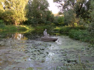 Радомышль (Житомирская область), ландшафтный парк «Замка Радомысль». Фото. Памятник основателю Радомышльской бумажной фабрики, архимандриту Киево-Печерской лавры Елисею Плетенецкому.