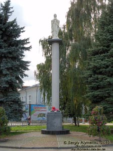 Ровно. Фото. Колонна со скульптурным изображением Божьей Матери (на углу улиц 16 Июля и Соборная).