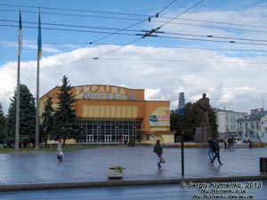 Ровно. Фото. Дворец кино «Украина» (площадь Независимости, 2) и памятник Тарасу Шевченко (установлен в 1990-ые годы).