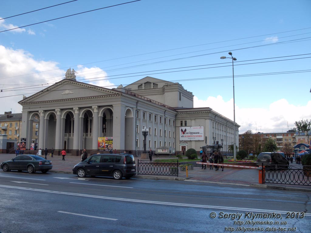 Ровно. Фото. Ровненский областной академический украинский музыкально-драматический театр (Театральная площадь, 1).