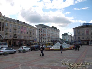 Ровно. Фото. Театральная площадь, вид на улицу Соборная.