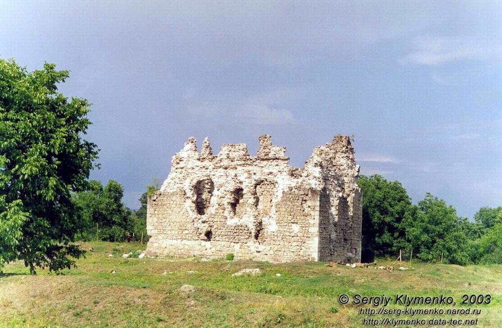 Закарпатская область. Фото. Романтические руины замка тамплиеров возле села Среднее.