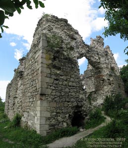 Закарпатская область, село Среднее. Фото. Романтические руины замка тамплиеров возле села Среднее.