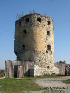 Тернопольская область, Скала-Подольская. Фото. Руины замка: полукруглая четырехярусная Пороховая башня (середина XVI века).