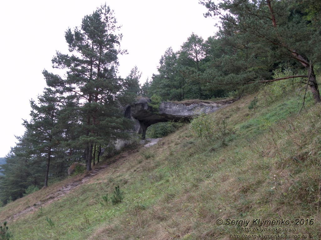 Львовская область. Село Дуброва. Фото. «Храм Солнца» - камень Дырявец (49°30'54"N, 24°04'38"E).