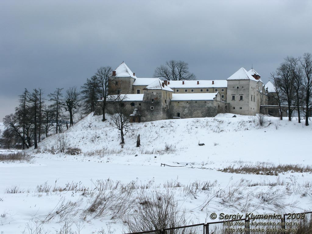Львовская область. Свирж. Фото. Свиржский замок, XV век (вид с запада, с автодороги от города Бибрка на Свирж).