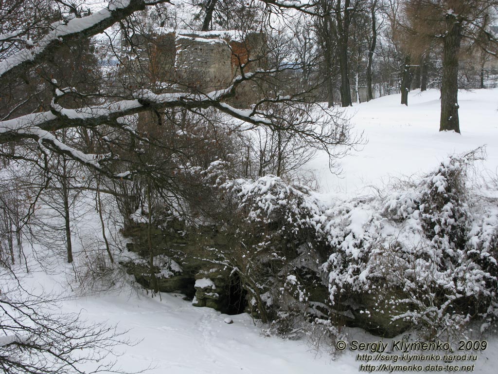 Львовская область. Свирж. Фото. Свиржский замок. Грот и руины оборонной башни (1484 год).