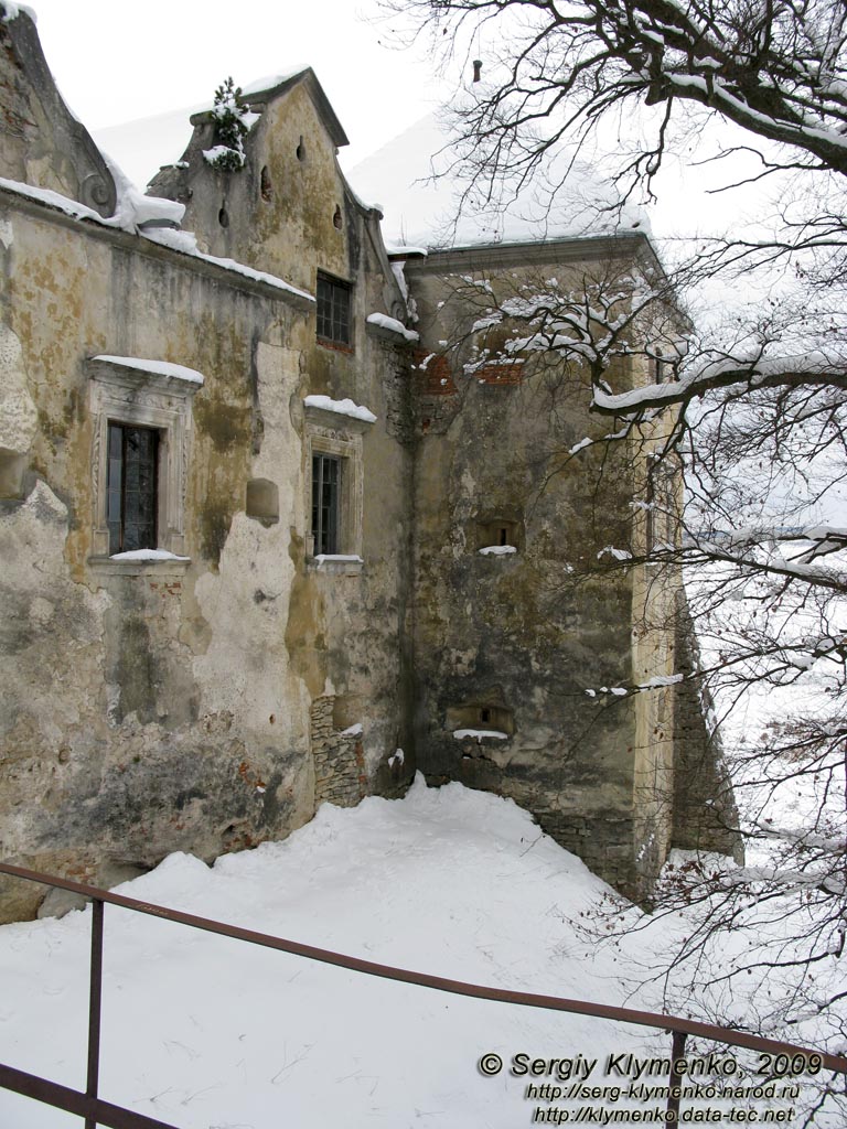 Львовская область. Свирж. Фото. Свиржский замок. Трехъярусная восточная угловая башня южного крыла замка.