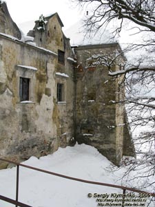 Львовская область. Свирж. Фото. Свиржский замок. Трехъярусная восточная угловая башня южного крыла замка.