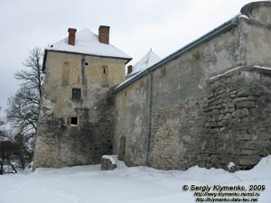 Львовская область. Свирж. Фото. Свиржский замок. Оборонная башня в центре западного фасада (вид с юго-запада).