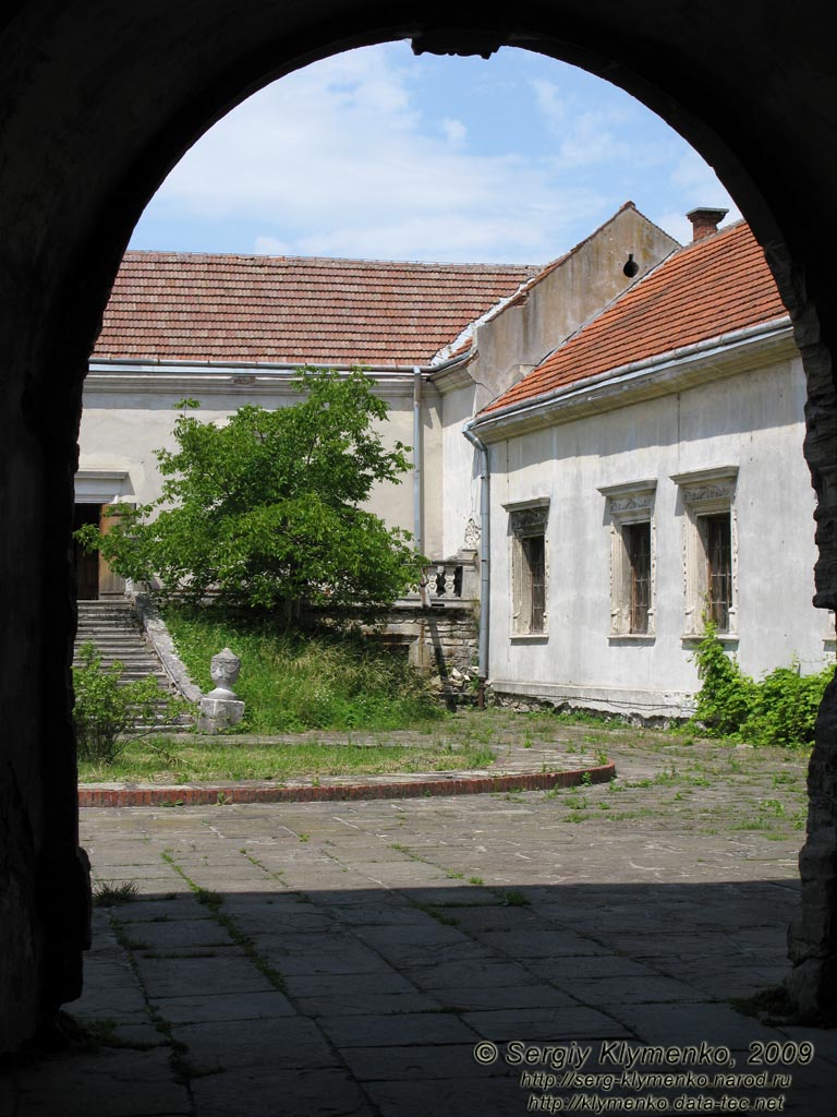 Львовская область. Свирж. Фото. Свиржский замок. Вид на двор замка от главных ворот.
