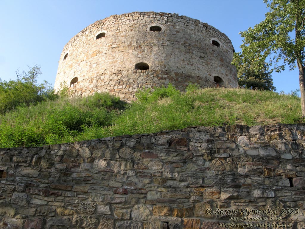 Теребовля, Тернопольская область. Замок, 1631 г. Вид южную оборонительную башню со стороны города.