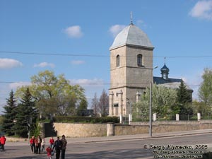 Фото. Тернополь. Воздвиженская церковь (памятник архитектуры, XVI-XVII вв.) на улице Руськой.